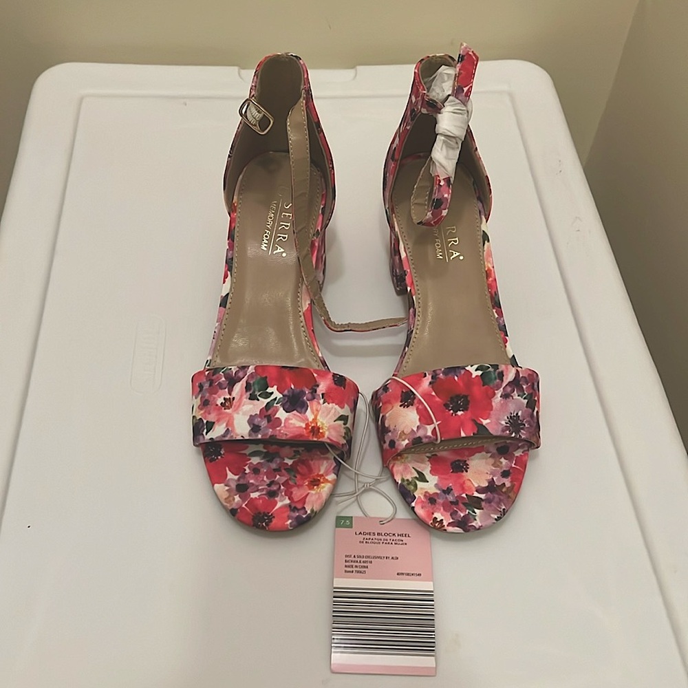 Serra floral block heel sandals 7.5 NWT